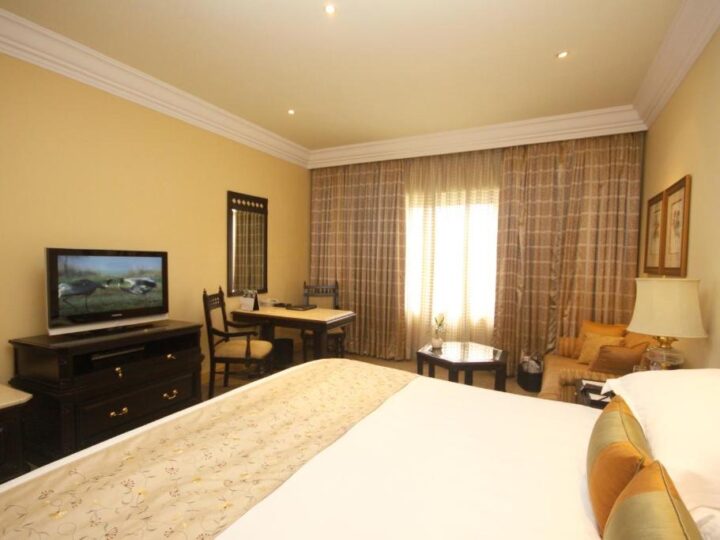 Why should you prefer to book your room in the Taj Bengal in Kolkata?