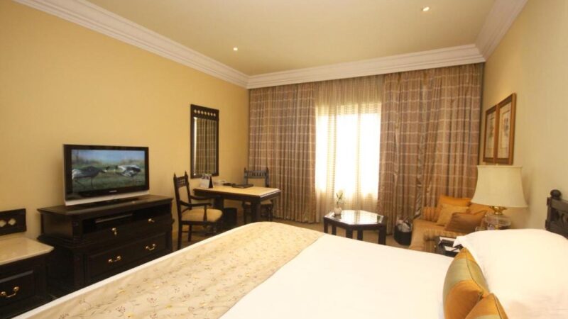 Why should you prefer to book your room in the Taj Bengal in Kolkata?