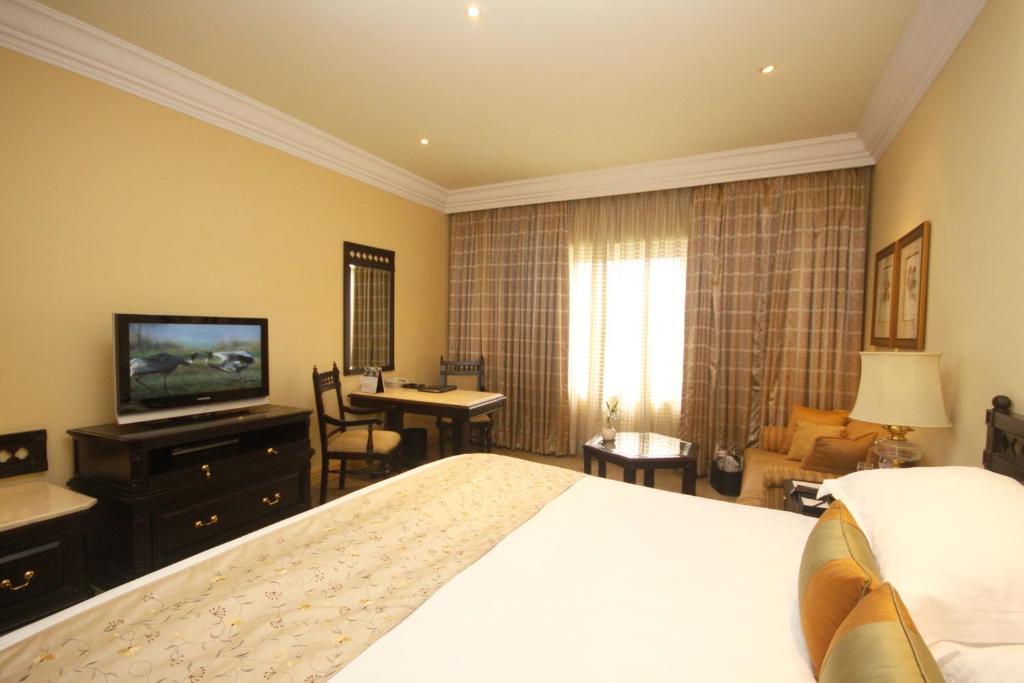 Why should you prefer to book your room in the Taj Bengal in Kolkata?