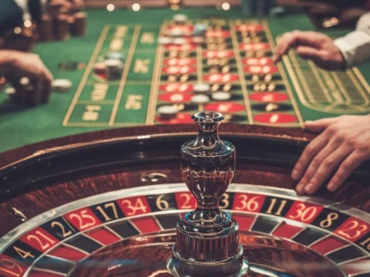 Who helps players solve casino payout or login issues?