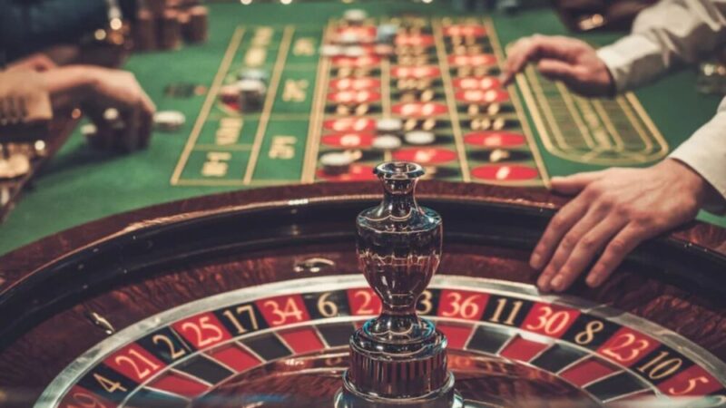 Who helps players solve casino payout or login issues?